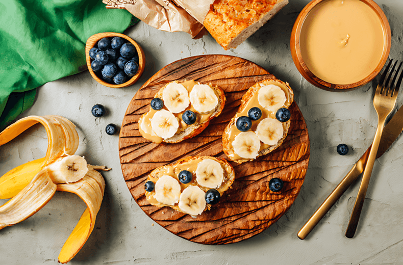 Grzanki z kremem orzechowym i bananem
